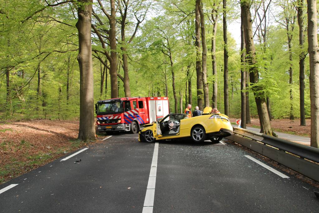Twee gewonden bekneld bij eenzijdig ongeval