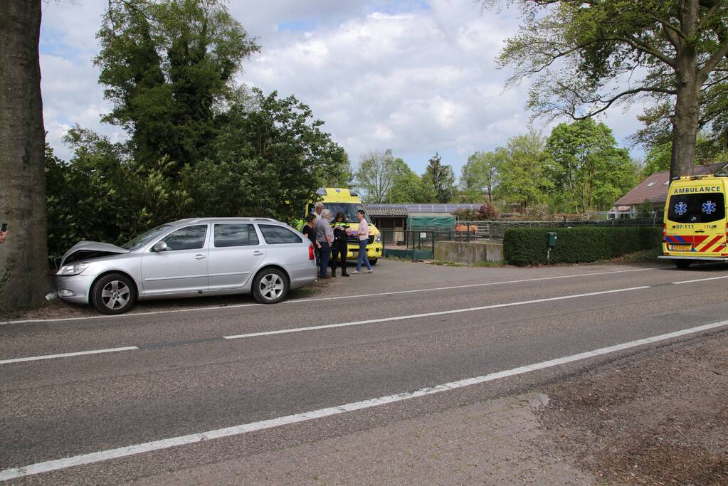 Auto crasht tegen boom