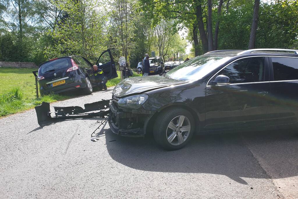Twee auto's botsen op elkaar