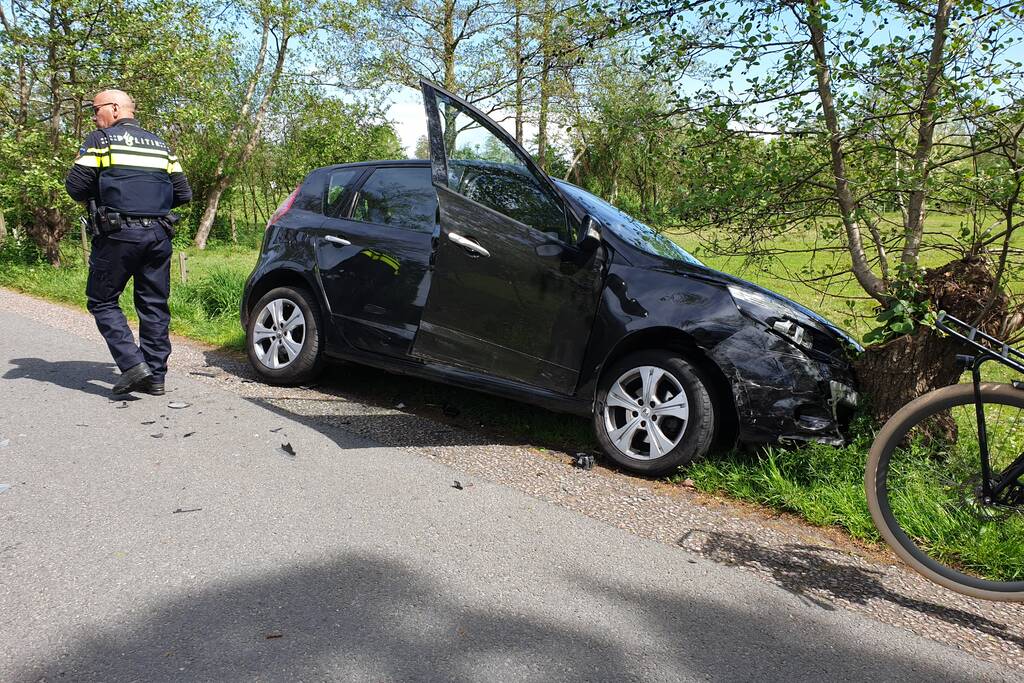 Twee auto's botsen op elkaar