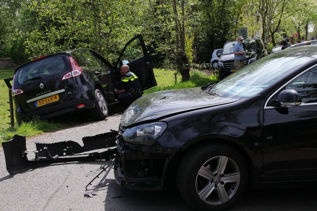 Twee auto's botsen op elkaar