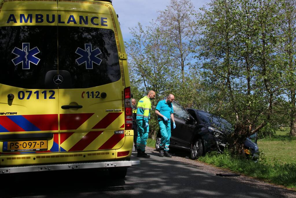 Twee auto's botsen op elkaar