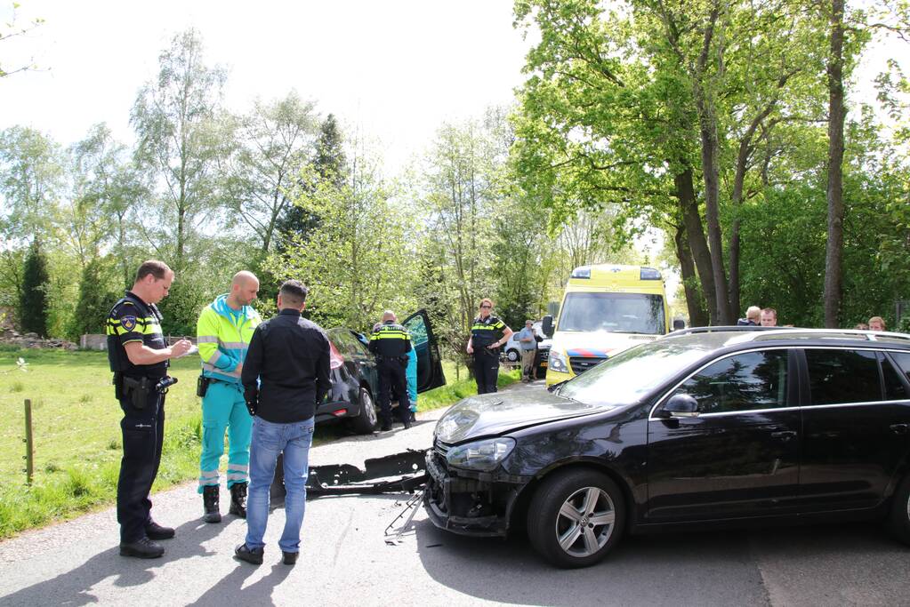 Twee auto's botsen op elkaar