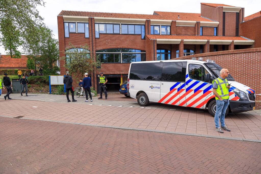 Gemeentehuis ontruimd na ongeval met auto