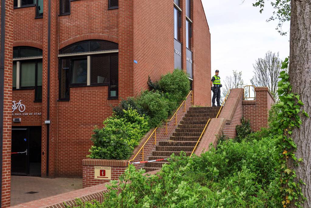 Gemeentehuis ontruimd na ongeval met auto
