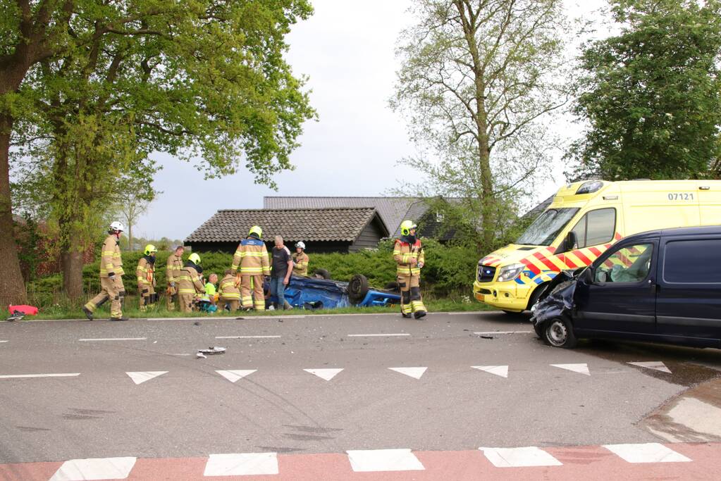 Auto belandt op de kop na aanrijding