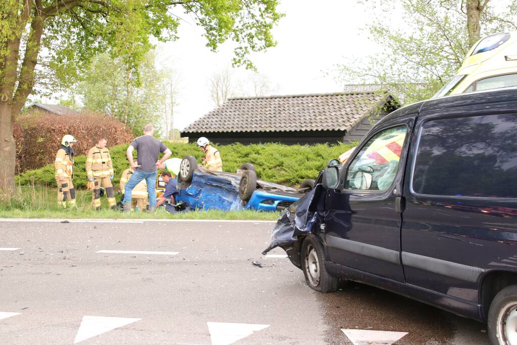 Auto belandt op de kop na aanrijding
