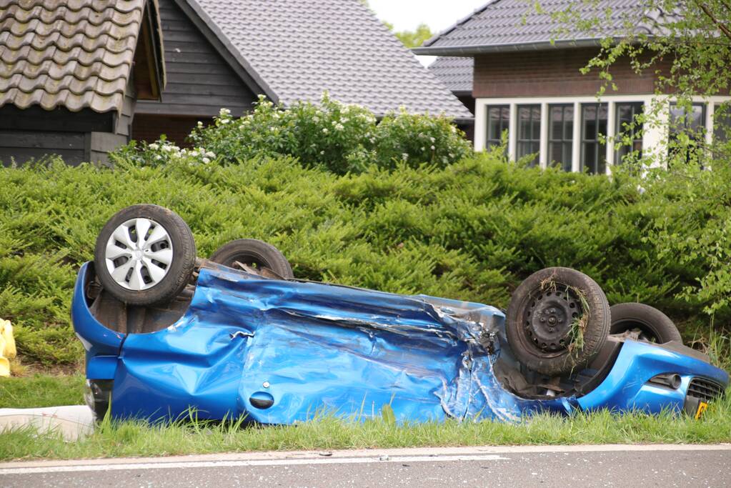 Auto belandt op de kop na aanrijding