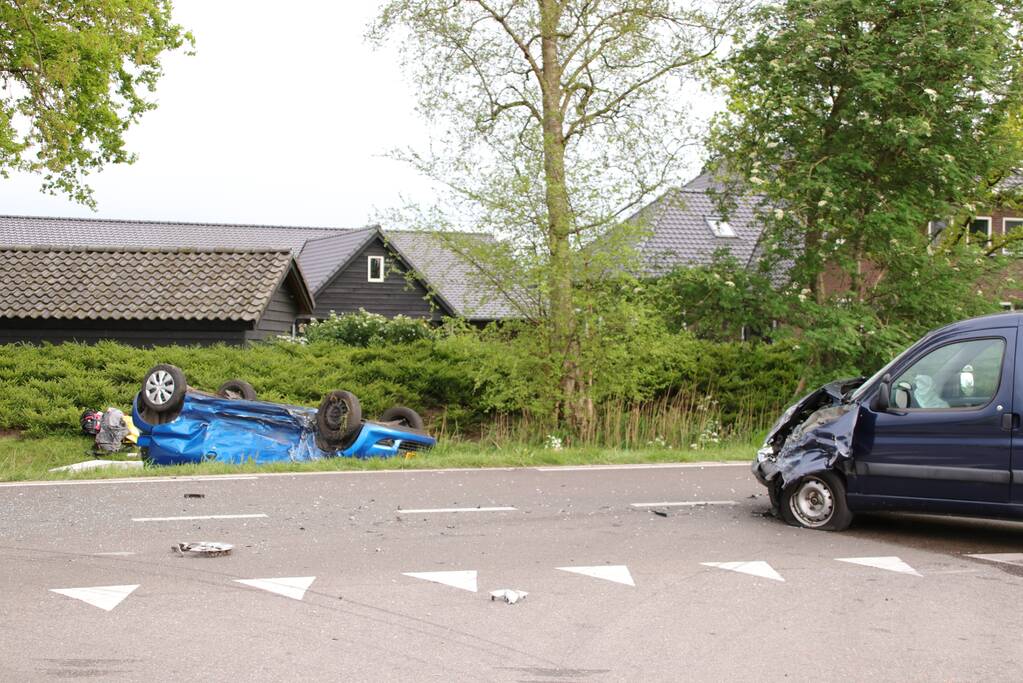 Auto belandt op de kop na aanrijding