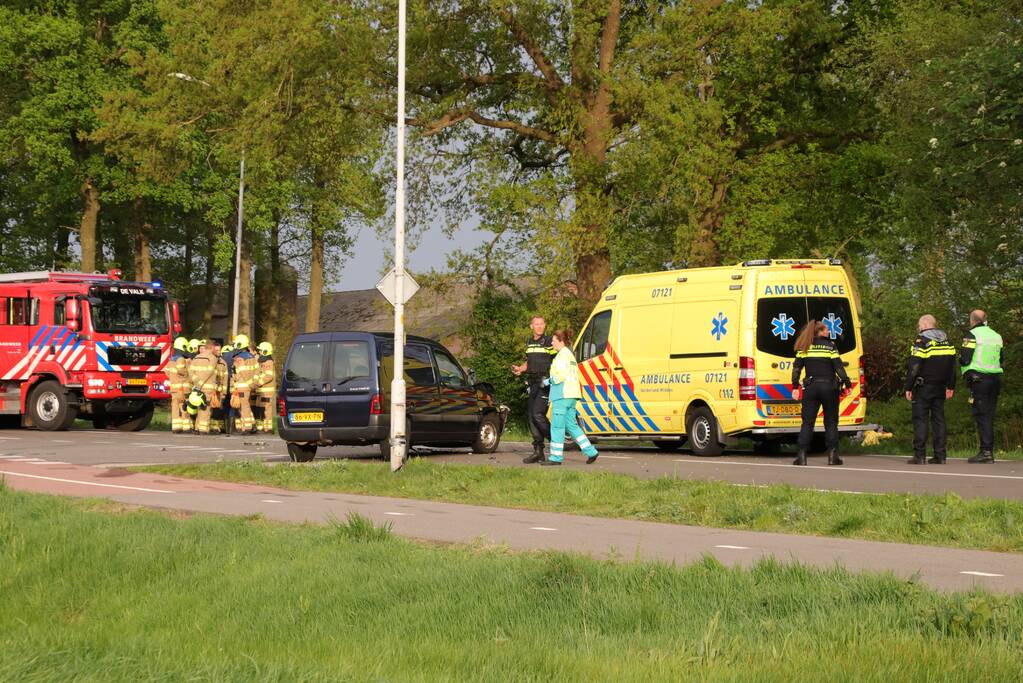 Auto belandt op de kop na aanrijding