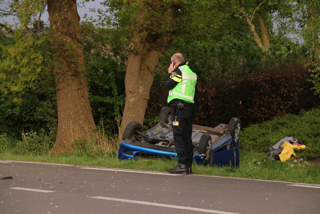 Auto belandt op de kop na aanrijding