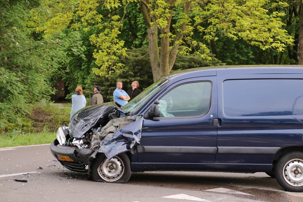 Auto belandt op de kop na aanrijding