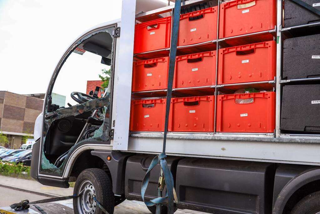 Picnic-wagen zoveelste keer op zijn kant