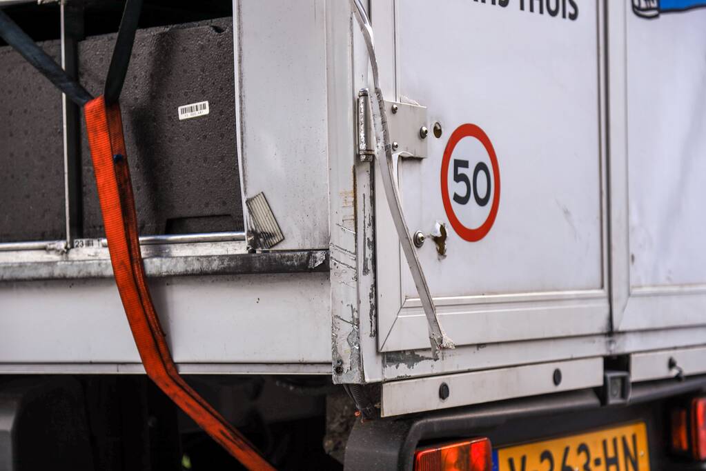 Picnic-wagen zoveelste keer op zijn kant
