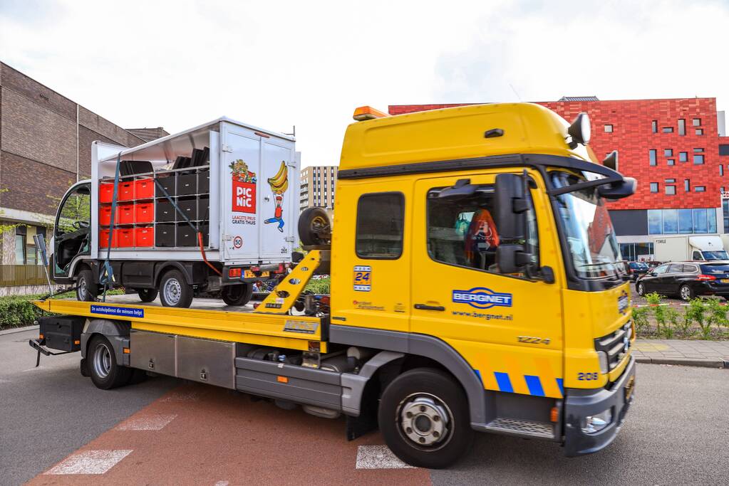 Picnic-wagen zoveelste keer op zijn kant
