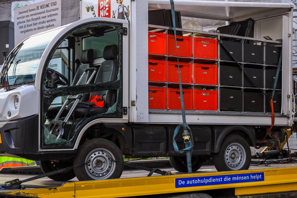 Picnic-wagen zoveelste keer op zijn kant