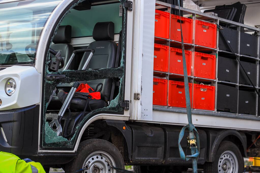 Picnic-wagen zoveelste keer op zijn kant