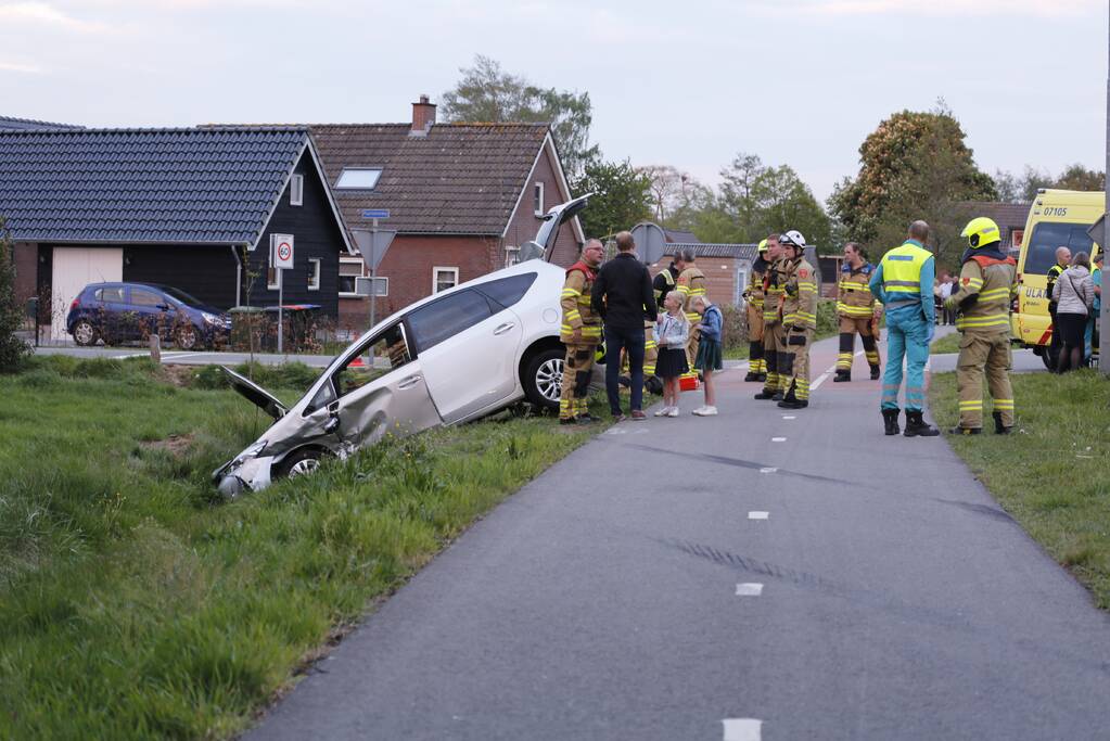 Auto's belanden in greppel na botsing