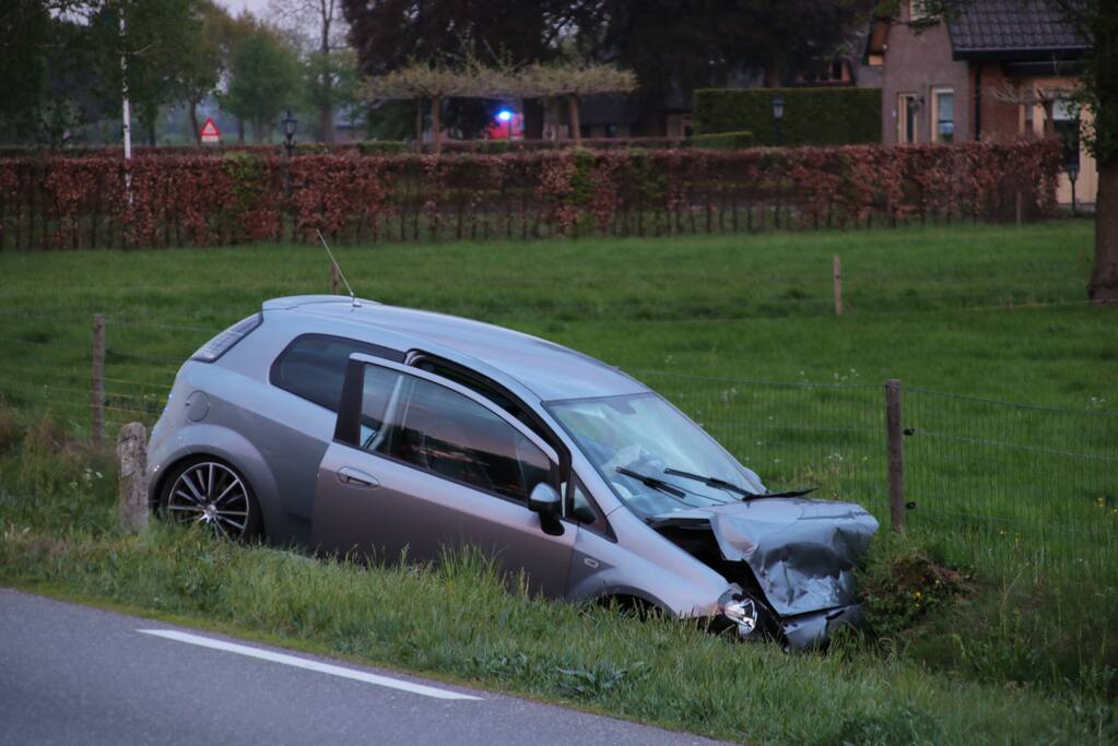 Auto's belanden in greppel na botsing