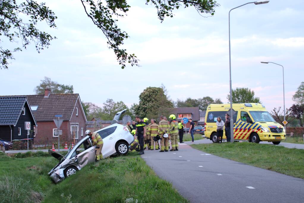 Auto's belanden in greppel na botsing
