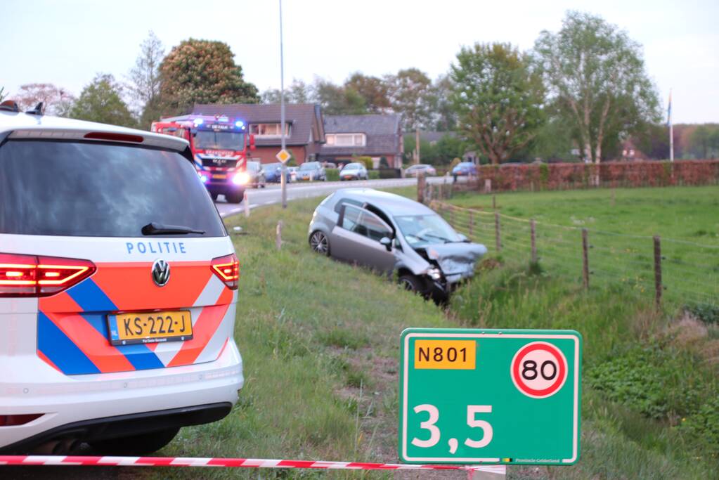 Auto's belanden in greppel na botsing