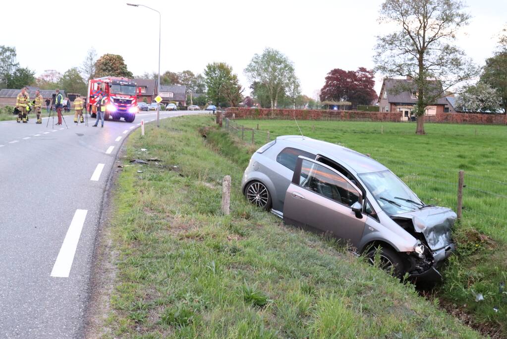 Auto's belanden in greppel na botsing