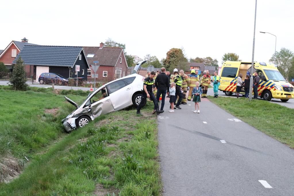 Auto's belanden in greppel na botsing