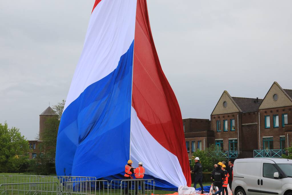 Grootste vlag van Nederland gehesen