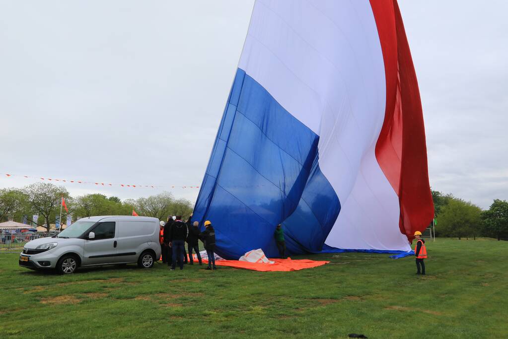 Grootste vlag van Nederland gehesen