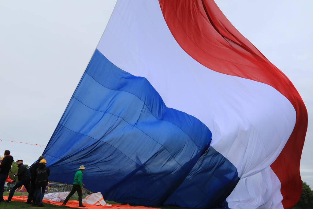 Grootste vlag van Nederland gehesen