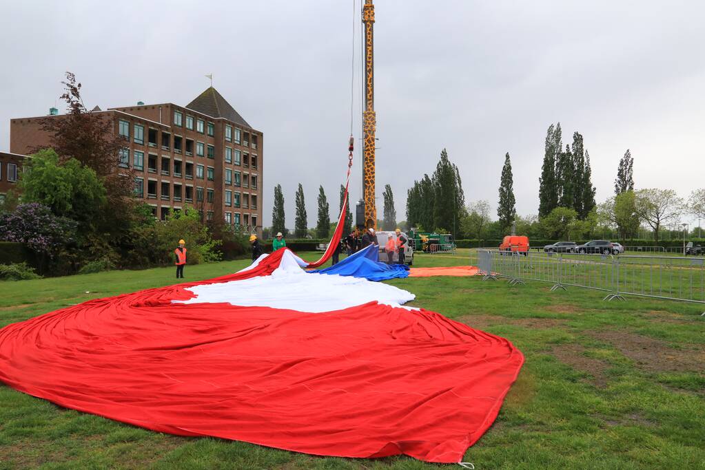 Grootste vlag van Nederland gehesen