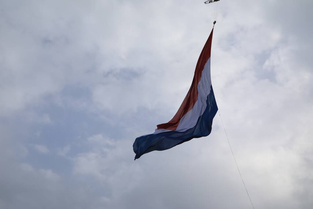 Grootste vlag van Nederland gehesen