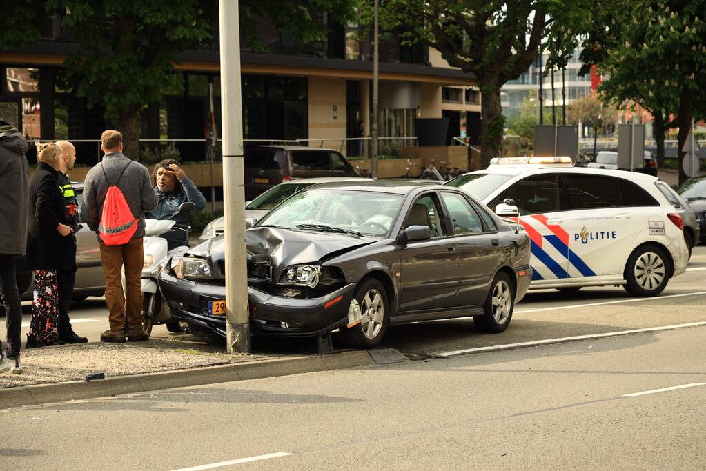 Auto knalt tegen lantaarnpaal