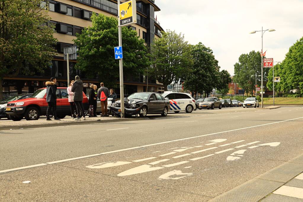 Auto knalt tegen lantaarnpaal