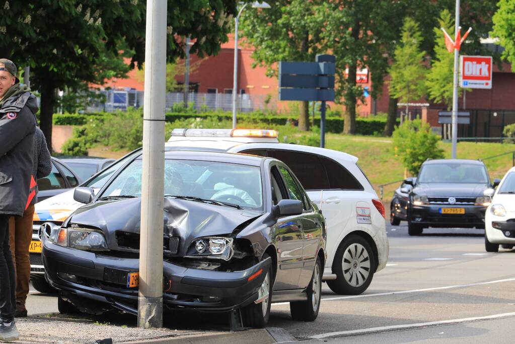 Auto knalt tegen lantaarnpaal