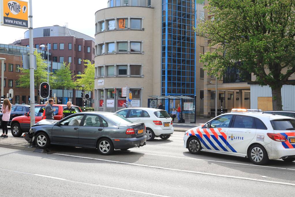 Auto knalt tegen lantaarnpaal