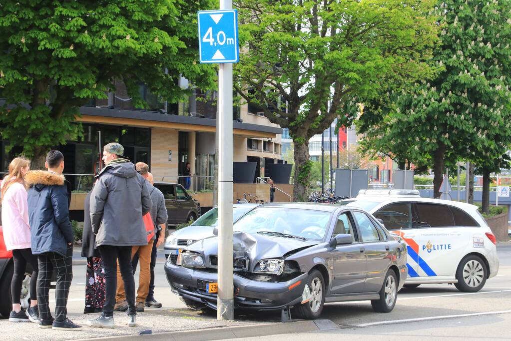 Auto knalt tegen lantaarnpaal