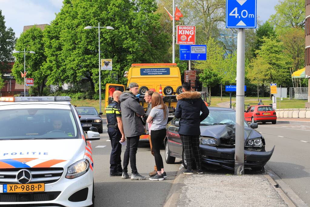 Auto knalt tegen lantaarnpaal