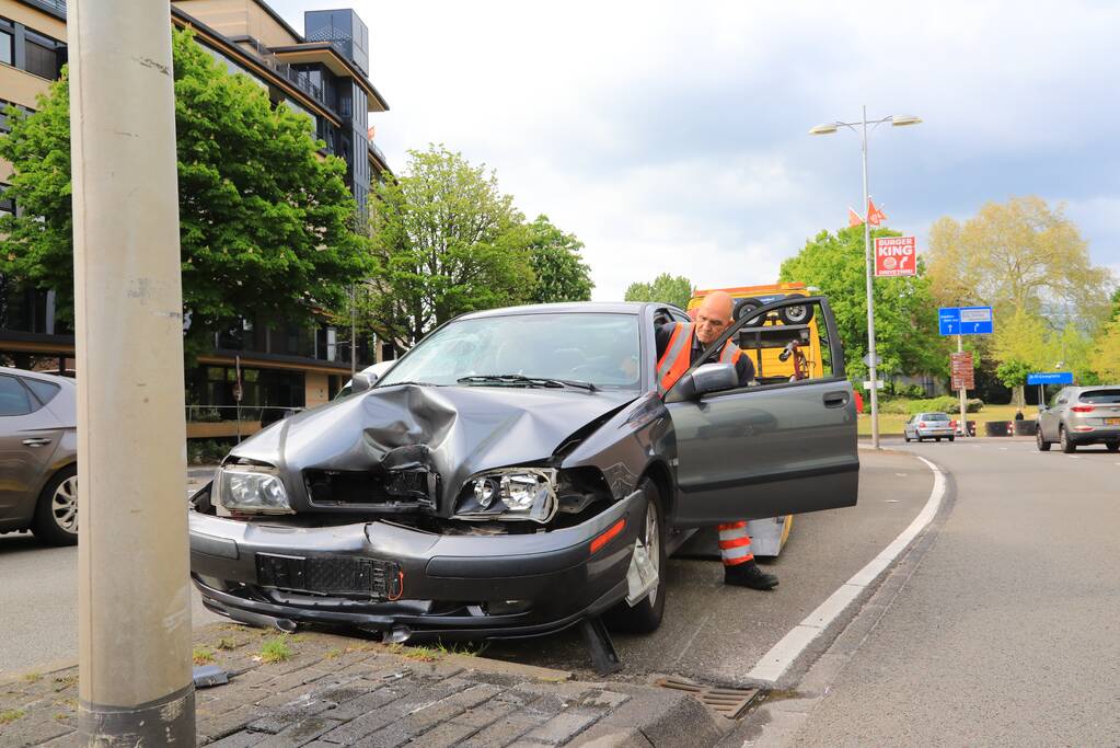 Auto knalt tegen lantaarnpaal