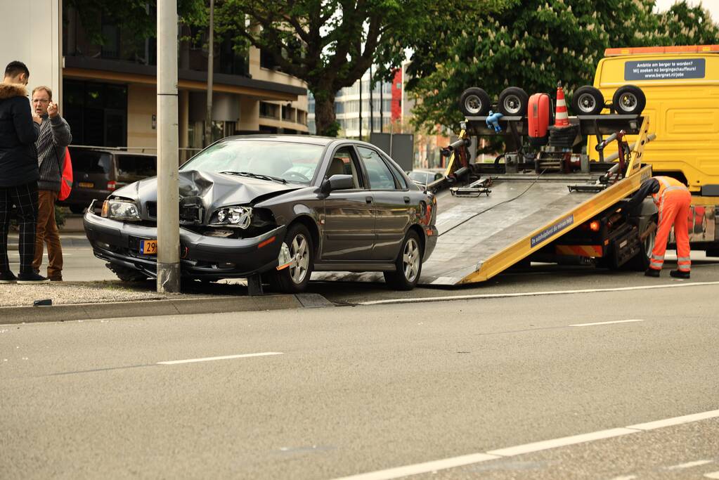 Auto knalt tegen lantaarnpaal