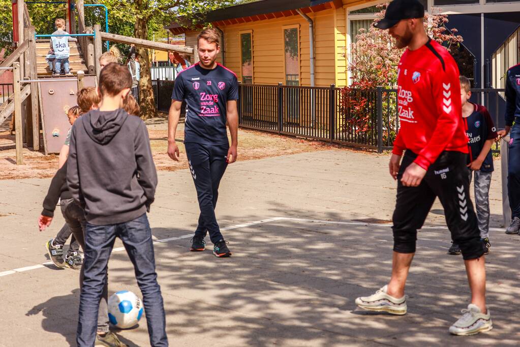 FC Utrecht spelers voetballen met BSO-kids voor WKZ