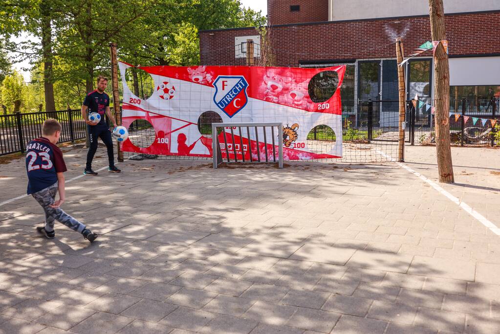FC Utrecht spelers voetballen met BSO-kids voor WKZ