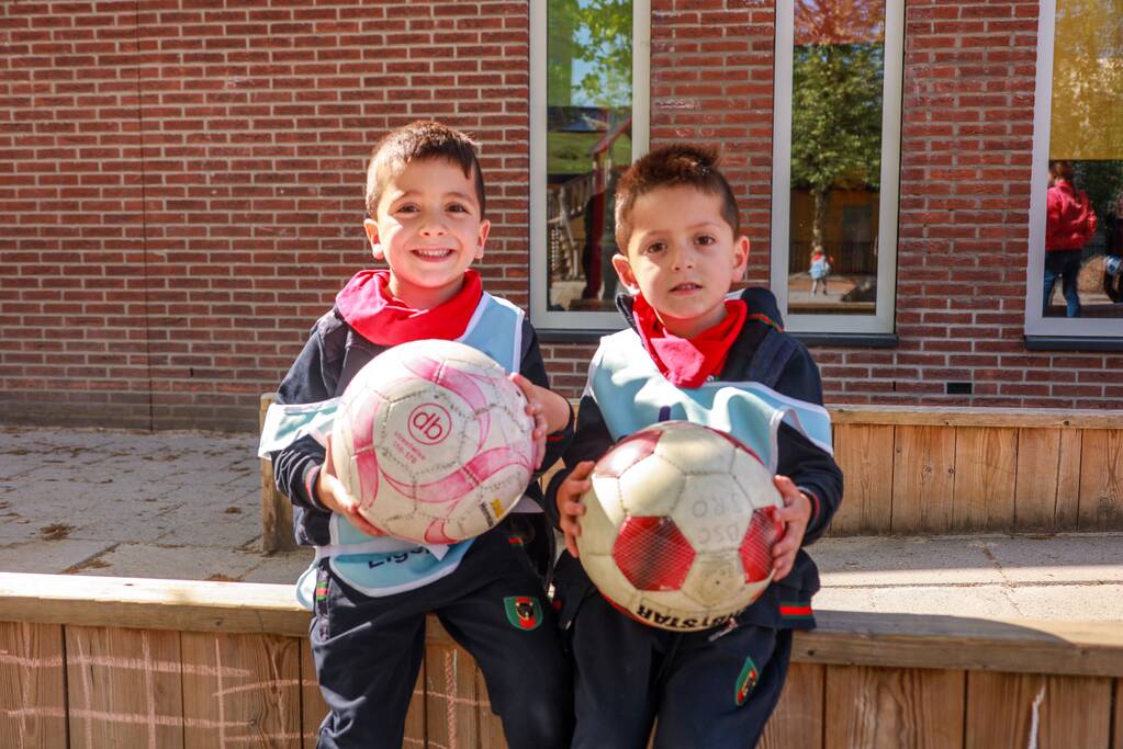 FC Utrecht spelers voetballen met BSO-kids voor WKZ