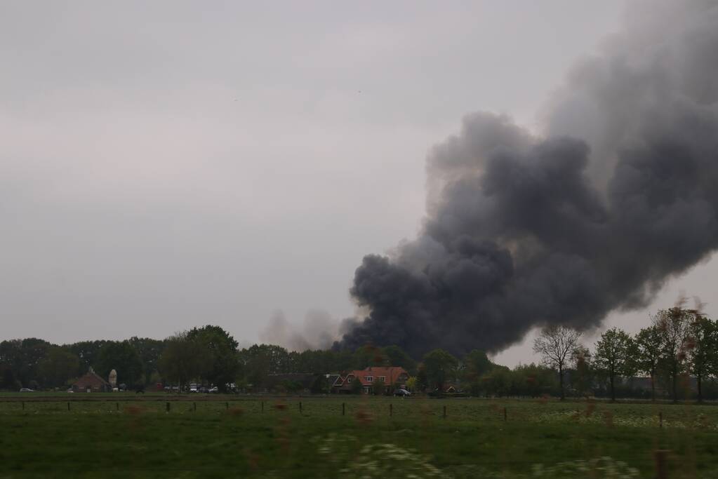Grote kippenschuur met mogelijk 16.000 kippen in brand