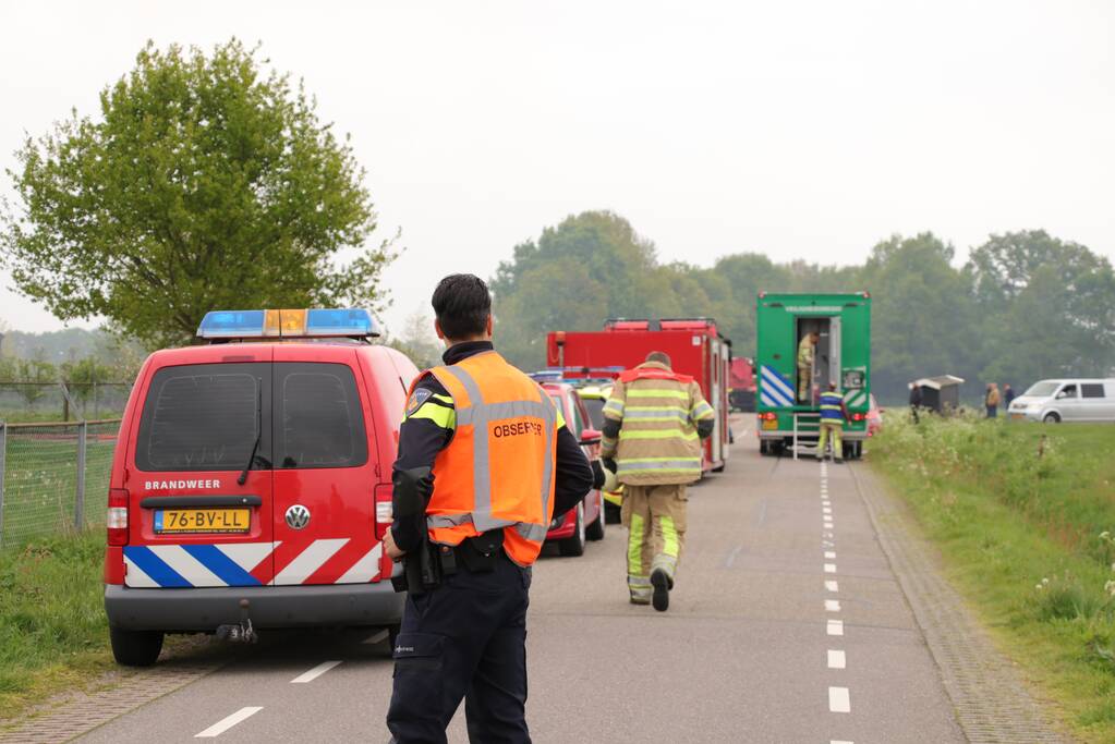 Grote kippenschuur met mogelijk 16.000 kippen in brand