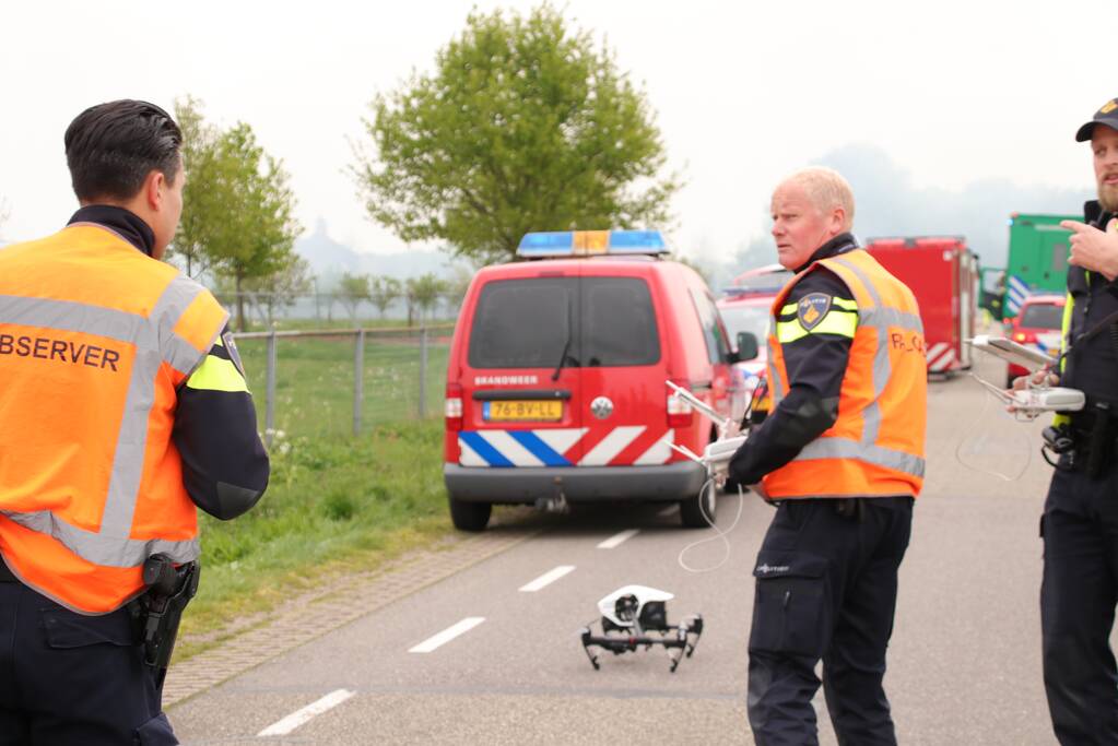 Grote kippenschuur met mogelijk 16.000 kippen in brand