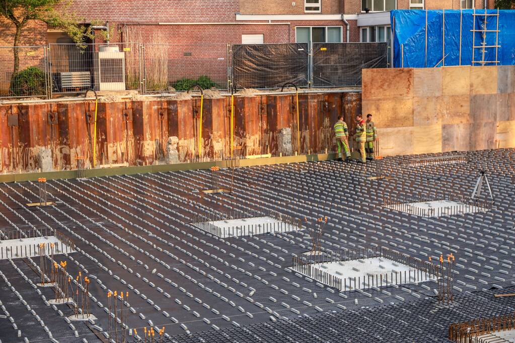 Zoekactie naar gevallen eendjes op bouwplaats