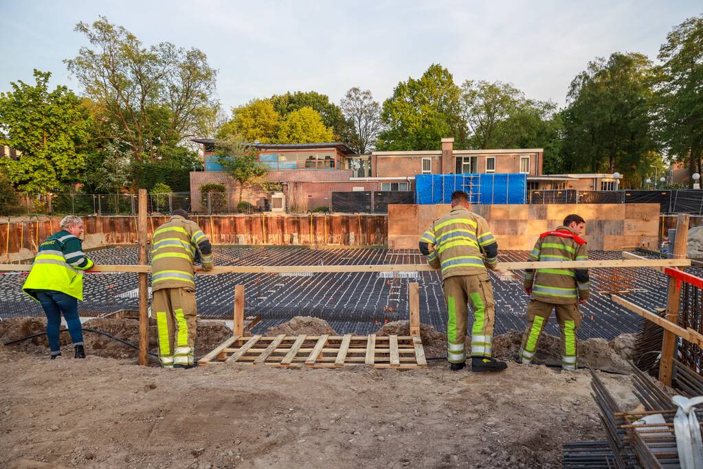 Zoekactie naar gevallen eendjes op bouwplaats
