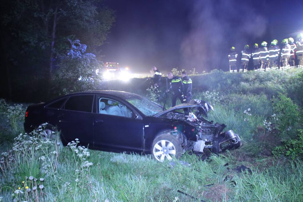 Auto belandt naast de snelweg, Rijksweg A30 in Barneveld