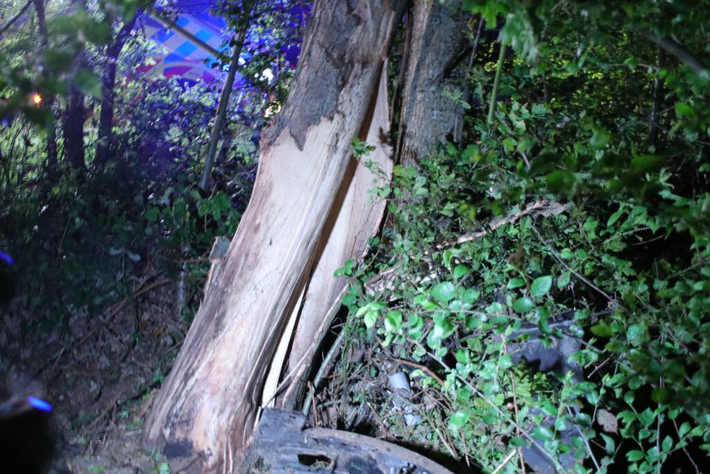 Auto belandt naast de snelweg